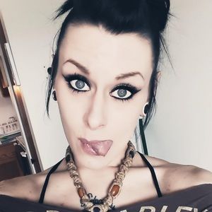 Meet your Posher, Crystal